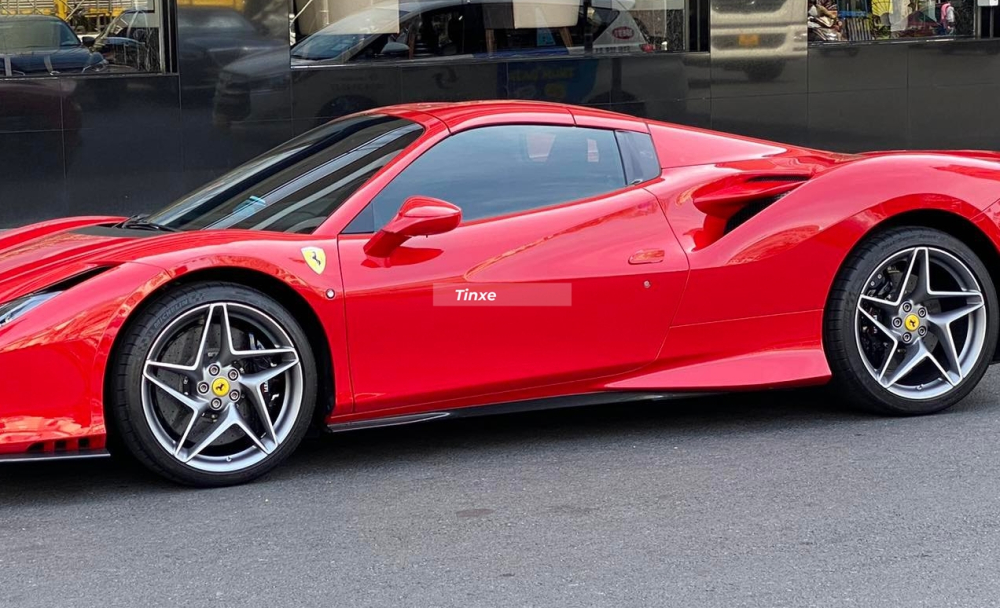 So với bản Ferrari F8 Tributo, phần mui xe Ferrari F8 Spider được chia thành 3 phần riêng biệt, không liền khối như bản Coupe