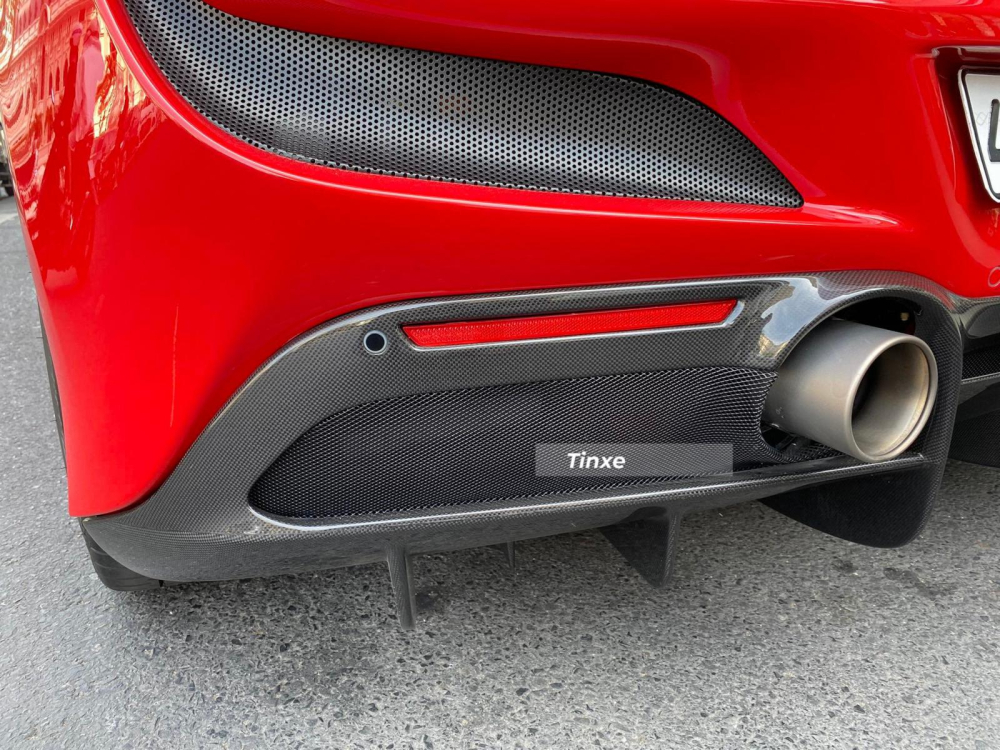 Xe có thêm các chi tiết ốp carbon