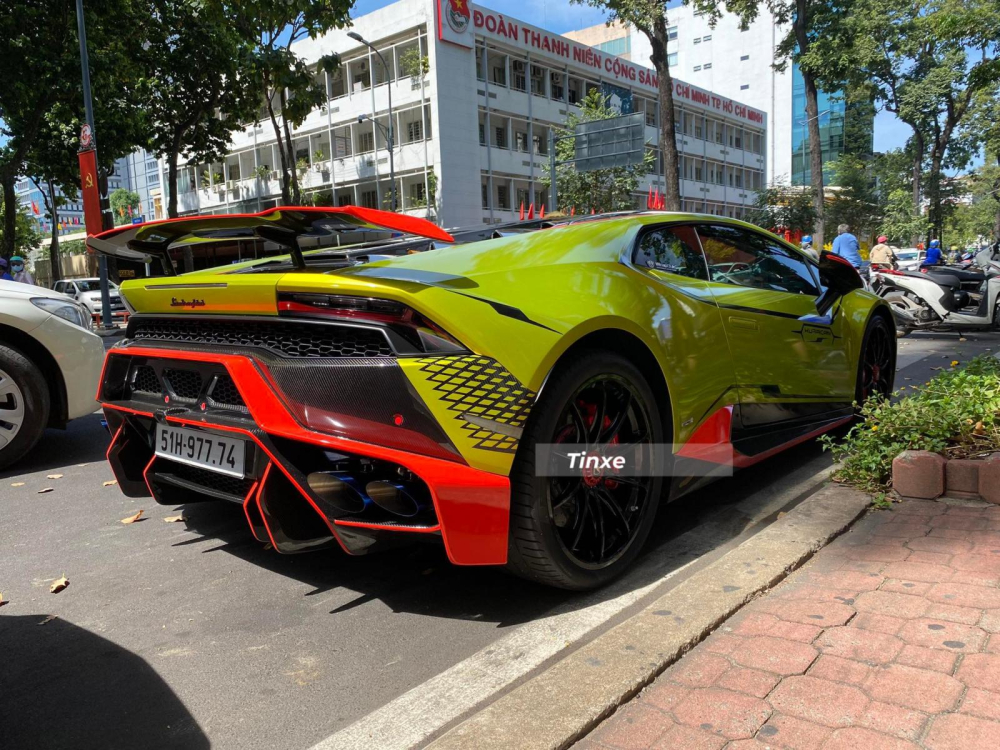 Lamborghini Huracan LP610-4 này nguyên bản sở hữu màu đỏ Rosso Mars nhưng nay được thay áo mới Lamborghini Huracan LP610-4 này nguyên bản sở hữu màu đỏ Rosso Mars nhưng nay được thay áo mới