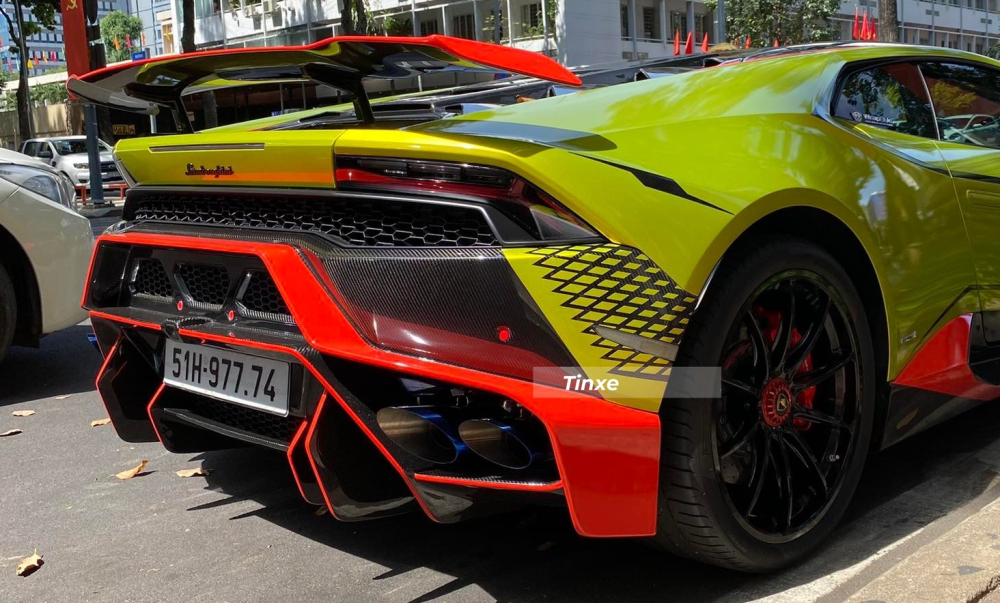 Còn toàn bộ đuôi xe do Vorsteiner đảm nhận qua bản độ Novara Edizione đình đám Còn toàn bộ đuôi xe do Vorsteiner đảm nhận qua bản độ Novara Edizione đình đám