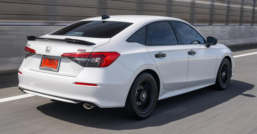 Kích thước tổng thể của Honda Civic 2022 cũng có sự thay đổi với chiều dài tăng 48 mm lên mức 4.678 mm, chiều rộng tăng 3 mm lên 1.802 mm, chiều cao giảm 1 mm xuống 1.415 mm còn chiều dài cơ sở tăng tới 35 mm lên mức 2.733 mm.