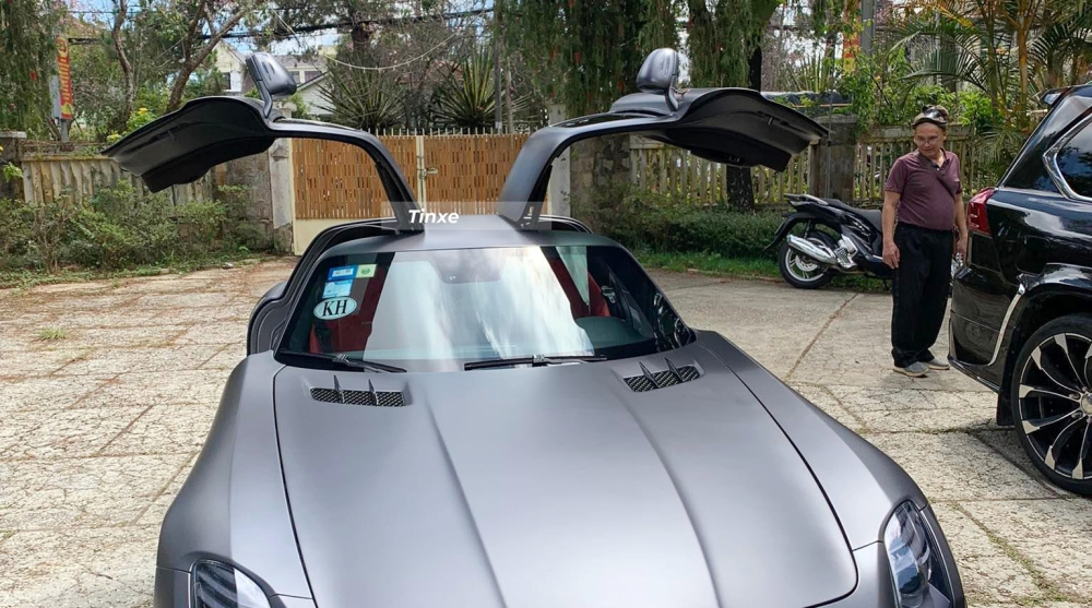 Giống như SLR McLaren nổi bật với đầu xe dài và cửa cắt kéo đẹp mắt, Mercedes-Benz SLS AMG cũng tạo điểm nhấn bằng cửa cánh chim Giống như SLR McLaren nổi bật với đầu xe dài và cửa cắt kéo đẹp mắt, Mercedes-Benz SLS AMG cũng tạo điểm nhấn bằng cửa cánh chim