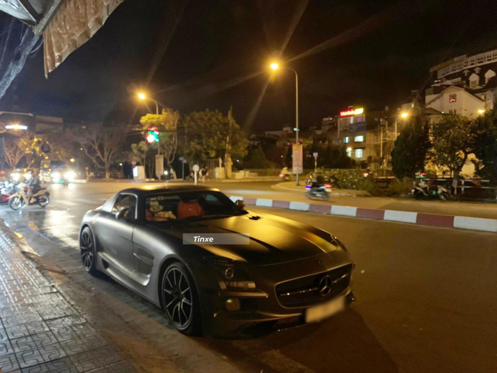 Siêu xe Mercedes-Benz SLS AMG có mặt tại Đà Lạt vào tối mùng 6 Tết Siêu xe Mercedes-Benz SLS AMG có mặt tại Đà Lạt vào tối mùng 6 Tết