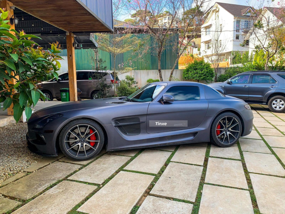 Thiết kế của Mercedes-Benz SLS AMG rất lôi cuốn dù đã ra đời 12 năm Thiết kế của Mercedes-Benz SLS AMG rất lôi cuốn dù đã ra đời 12 năm