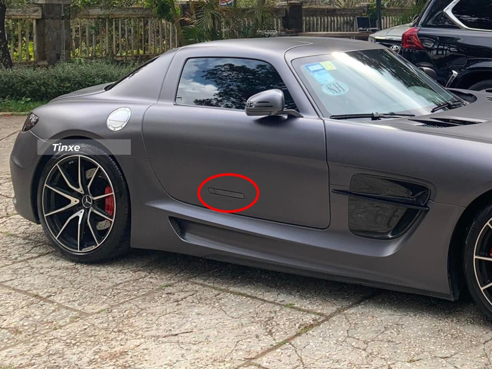 Chỗ mở cửa xe cánh chim của Mercedes-Benz SLS AMG Chỗ mở cửa xe cánh chim của Mercedes-Benz SLS AMG