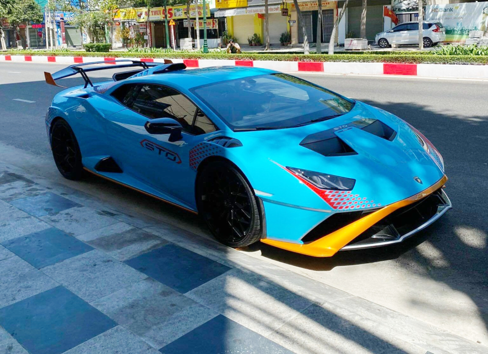 Chiếc si&ecirc;u xe Lamborghini Huracan STO của đại gia Vũng T&agrave;u c&oacute; m&agrave;u xanh Blu Laufey c&ugrave;ng sọc cam l&agrave;m điểm nhấn