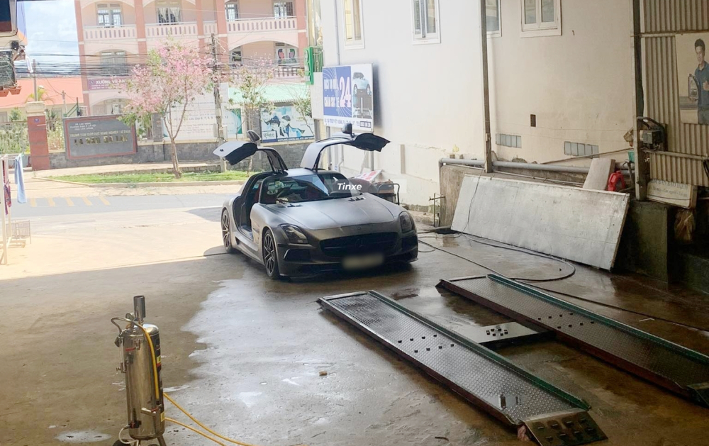 Sáng mùng 7 Tết, chiếc siêu xe Mercedes-Benz SLS AMG được mang đi tắm rửa để dạo phố Đà Lạt Sáng mùng 7 Tết, chiếc siêu xe Mercedes-Benz SLS AMG được mang đi tắm rửa để dạo phố Đà Lạt