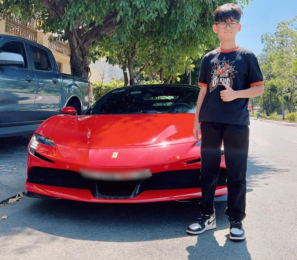 Cậu con trai của Đức Huy và vợ cũ là Lệ Quyên tỏ ra rất thích thú với siêu xe Ferrari SF90 Stradale