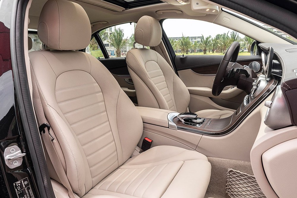 Mercedes-Benz C200 Exclusive là mẫu xe được nhiều doanh nhân trẻ lựa chọn.