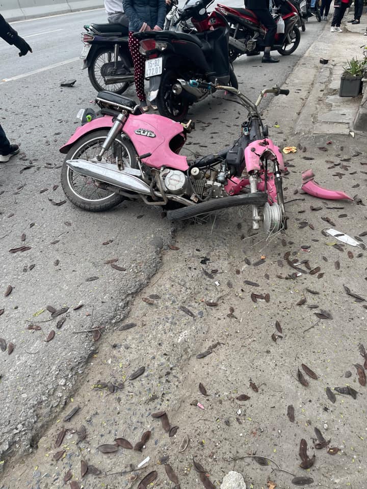 Chiếc xe m&aacute;y của nạn nh&acirc;n biến dạng ho&agrave;n to&agrave;n