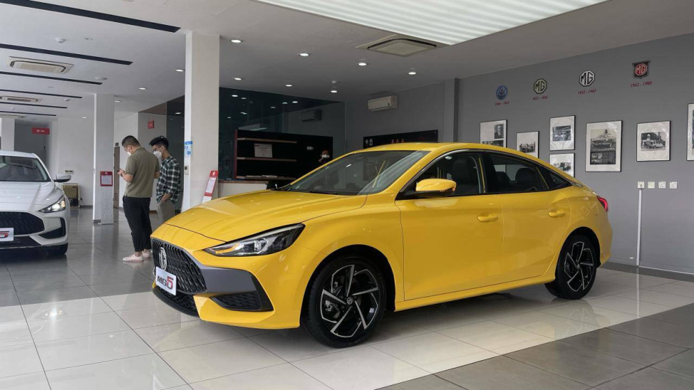 MG5 2022 đã xuất hiện tại đại lý, chiếc màu vàng là bản LUX cao cấp nhất.