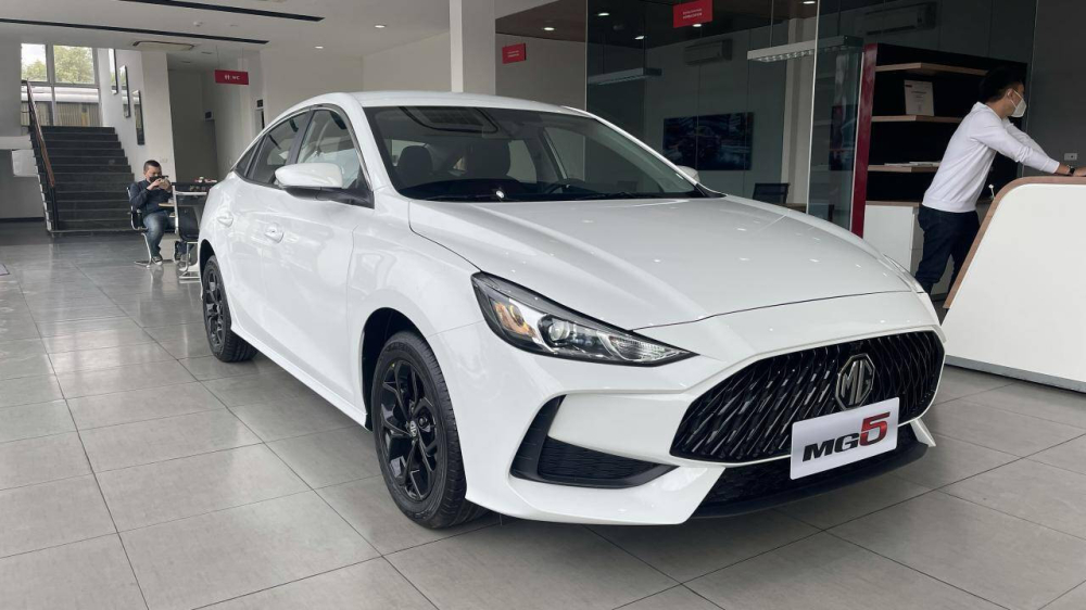 Bản STD không có ốp nhựa đen xung quanh lưới tản nhiệt, la-zăng cũng được sơn đen có thiết kế khác với bản LUX.