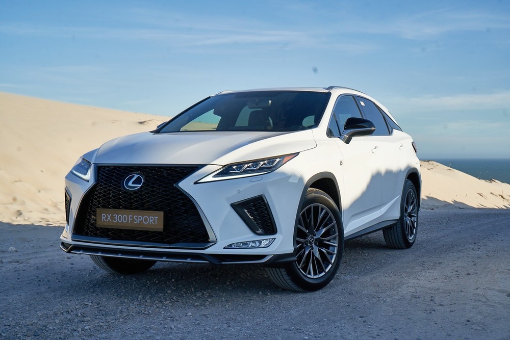 Phần lưới tản nhiệt tr&ecirc;n bản F SPORT đặc trưng v&agrave; kh&aacute;c biệt so với bản thường.