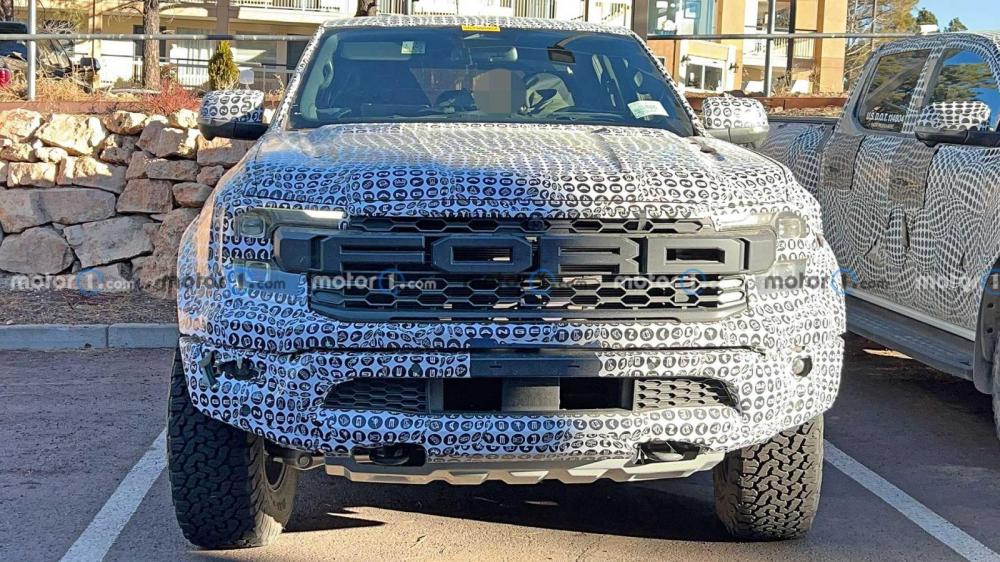 Đầu xe của Ford Ranger Raptor 2022 với chữ Ford cỡ lớn