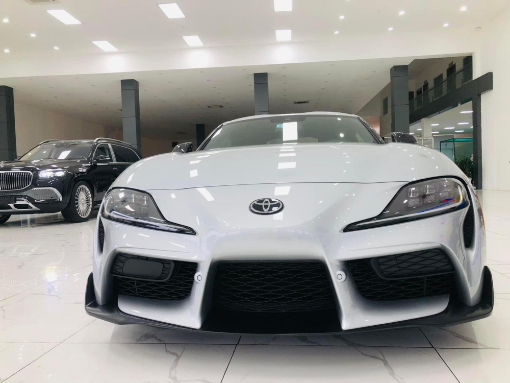 Toyota GR Supra đầu tiên về nước long lanh trong đại lý, trái ngược hình ảnh bụi bám dày đặc ở cảng khiến dân mạng xót xa