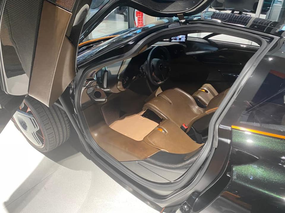 McLaren Speedtail có 3 chỗ ngồi, ghế lái được đẩy lên cao so với 2 ghế phụ