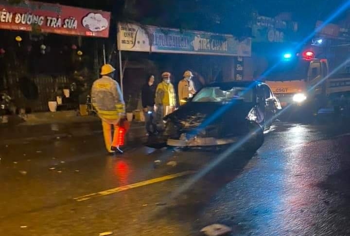 Vụ tai nạn khiến chiếc xe sang n&aacute;t b&eacute;t phần đầu xe, trục b&aacute;nh trước g&atilde;y