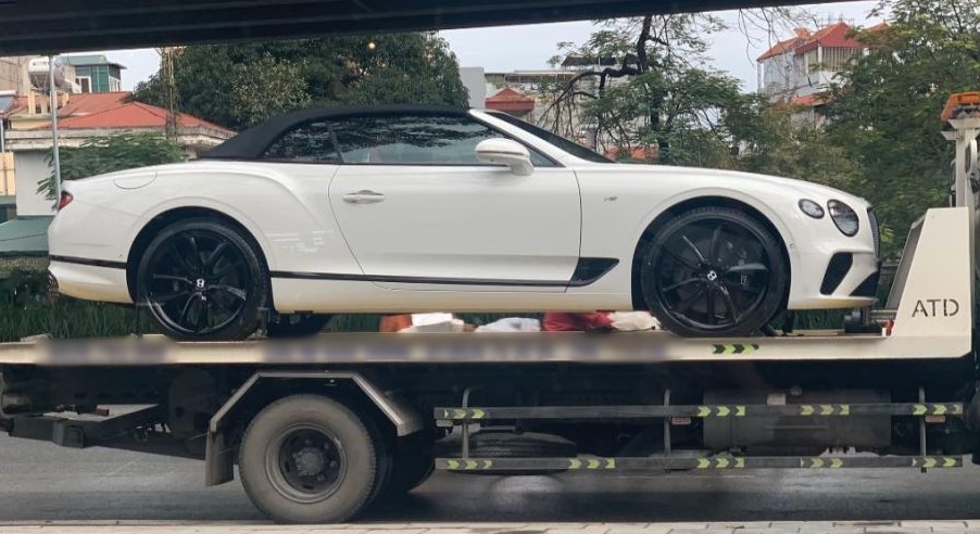 Hình ảnh chiếc xe Bentley Continental GT V8 Convertible được vận chuyển trên xe cứu hộ Hình ảnh chiếc xe Bentley Continental GT V8 Convertible được vận chuyển trên xe cứu hộ