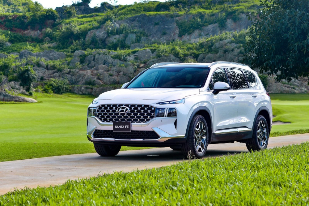 Hyundai Santa Fe đang khan h&agrave;ng tại đại l&yacute;, 2 bản cao cấp kh&ocirc;ng c&oacute; sẵn xe để giao.