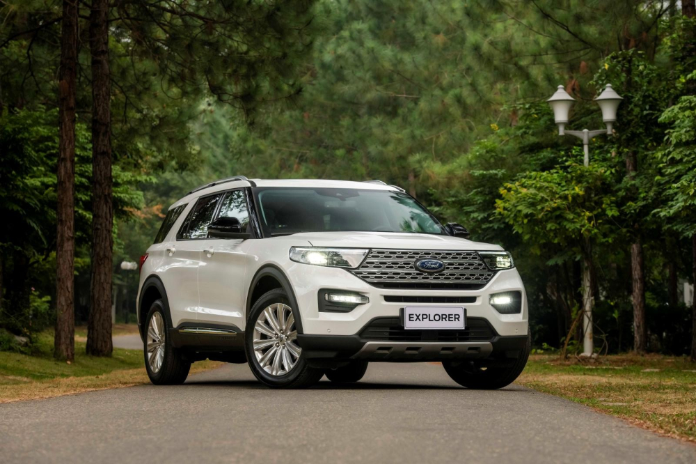 Ford Explorer 2022 đang bị b&aacute;n ch&ecirc;nh gi&aacute; tới 300 triệu đồng.