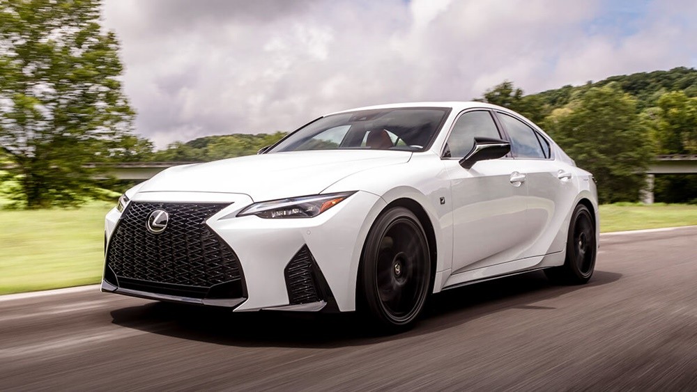 Lexus IS 300 F SPORT 2022 được trang bị m&acirc;m hợp kim 18 inch.