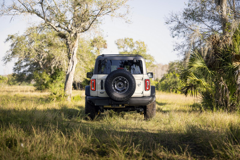 Ford Bronco Everglades 2022 màu vàng cát