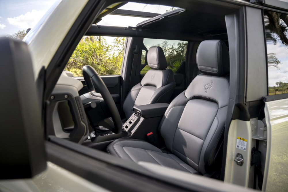 Ghế của Ford Bronco Everglades 2022 được bọc bằng chất liệu dễ lau chùi