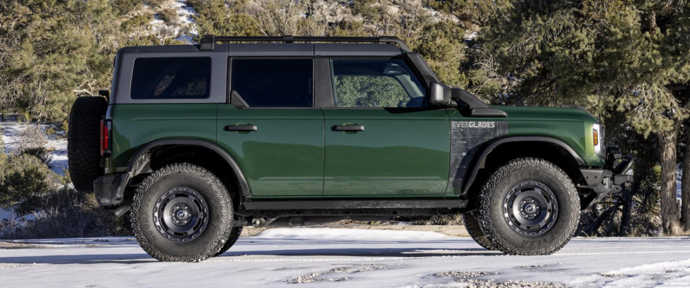Trên chắn bùn trước của Ford Bronco Everglades 2022 có đề-can riêng