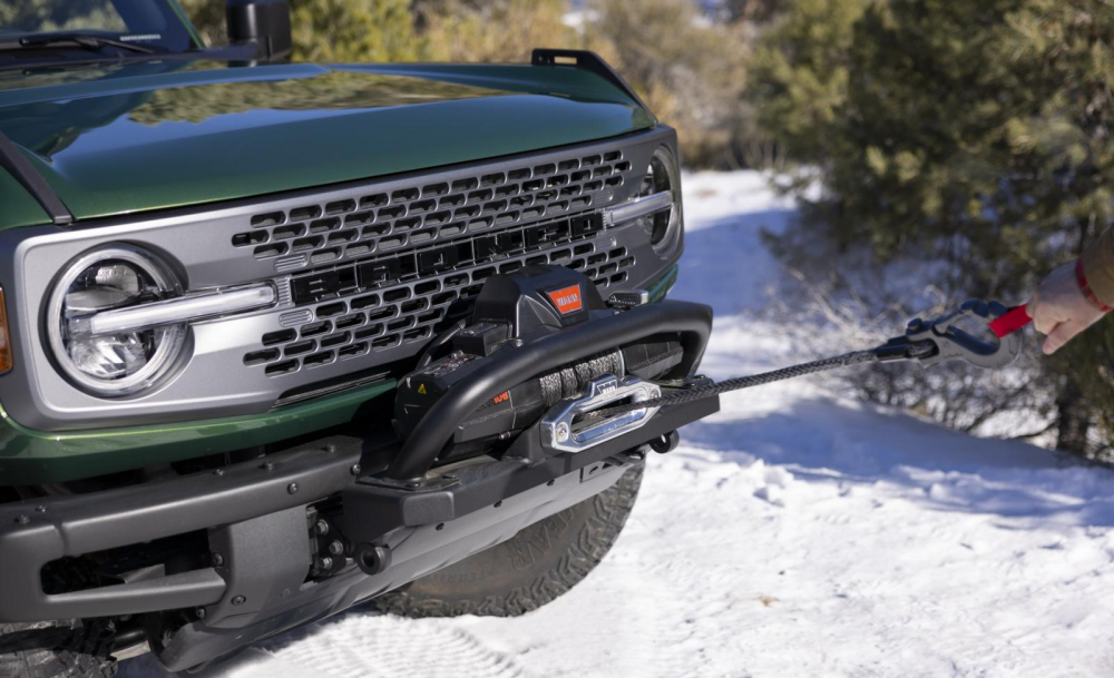 Ford Bronco Everglades 2022 được trang bị cản trước hạng nặng, đi kèm tời kéo