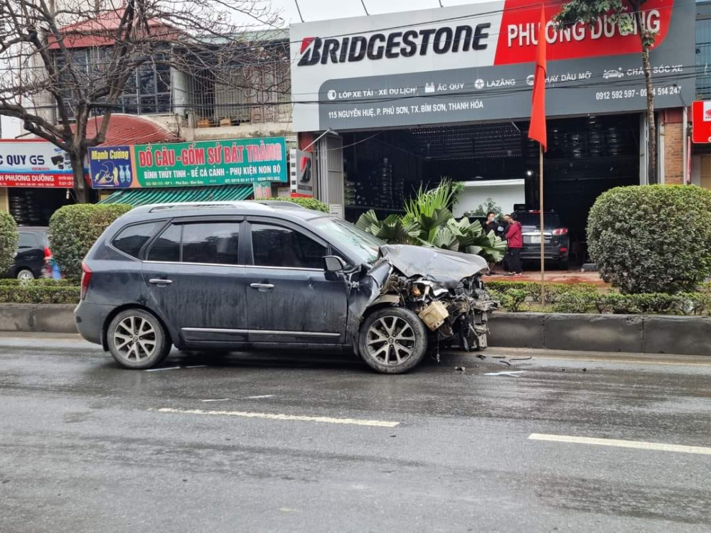 Chiếc Kia Carens tại hiện trường vụ tai nạn