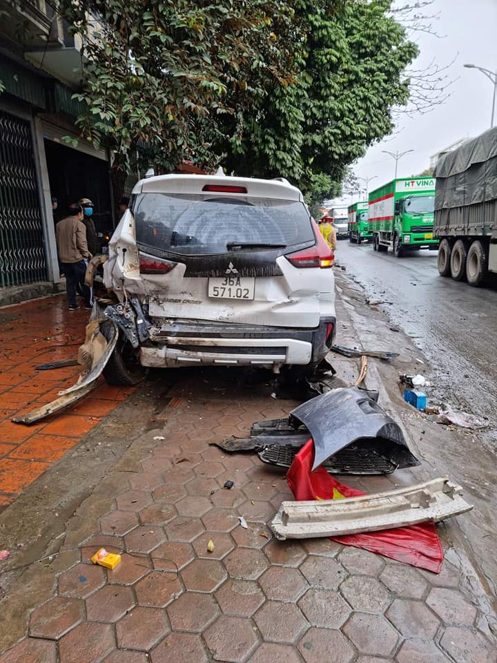 Chiếc Mitsubishi Xpander nằm tr&ecirc;n vỉa h&egrave; v&agrave; xoay 180 độ so với ban đầu