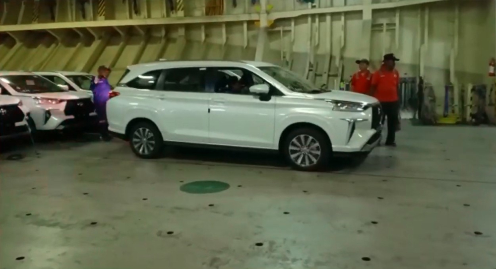 Toyota Avanza và Veloz 2022 xếp trong tàu