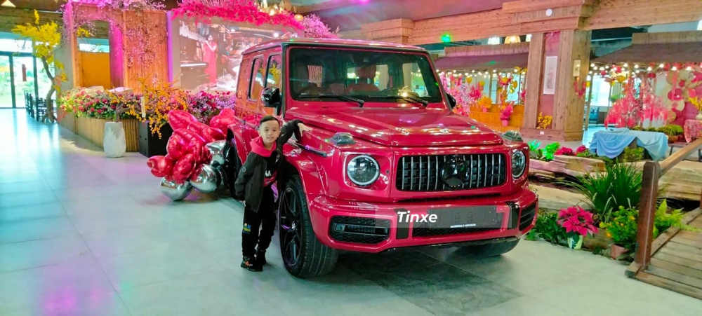 Mercedes-AMG G63 không thể thiếu trong garage của đại gia Việt nhưng đại gia ở tỉnh Quảng Ninh mua cùng lúc 2 chiếc với màu sơn ngoại thất khác nhau. Chiếc xe màu đỏ được trưng bày trong khuôn viên gian hàng Tết của doanh nghiệp này.