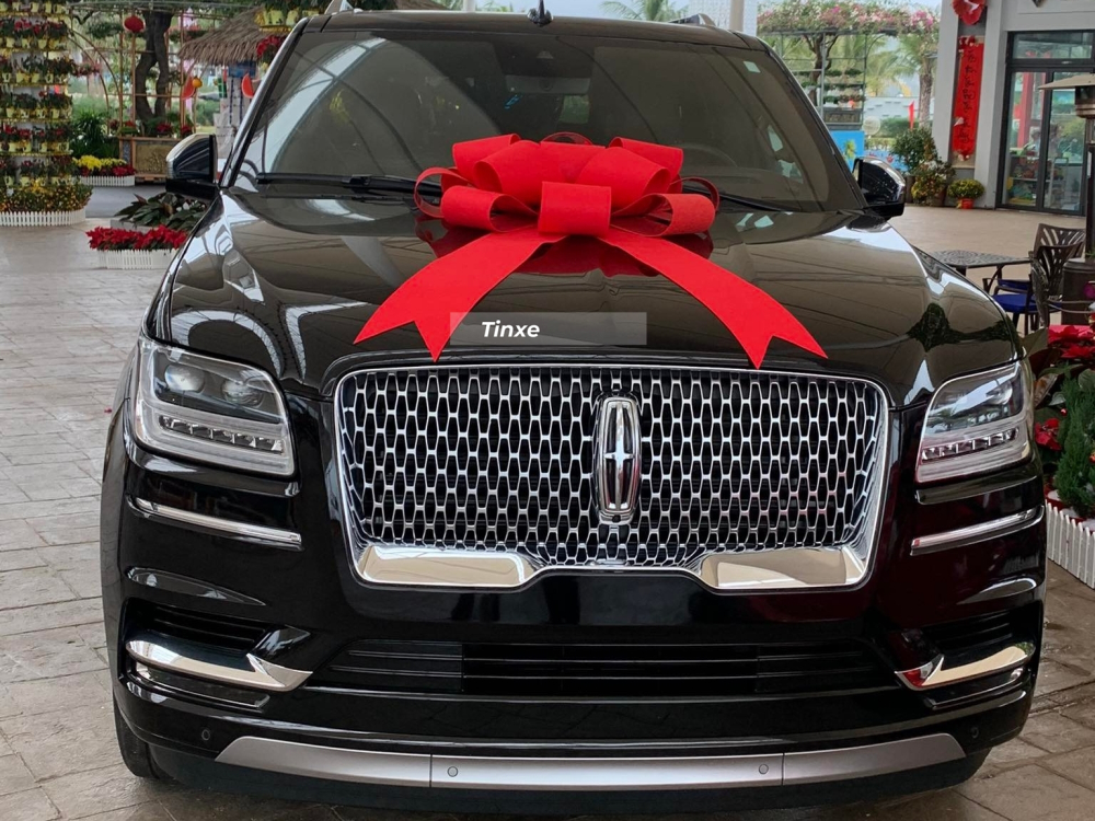 Lincoln Navigator L Black Label của đại gia Quảng Ninh có giá trên 8 tỷ đồng chưa bao gồm tùy chọn và sự có mặt của chiếc SUV hạng sang cỡ lớn thật sự là điểm đáng khen cho độ chơi của doanh nhân này.