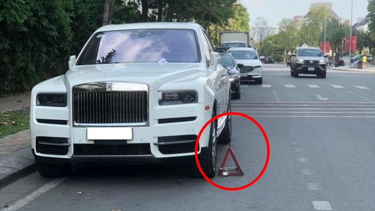 Chiếc xe Rolls-Royce Cullinan bị khóa 1 bánh xe bên tài