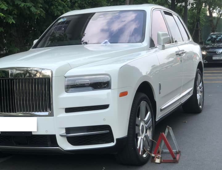 Sài Gòn: Rolls-Royce Cullinan bị xích chân bên đường khiến dân mạng tò mò