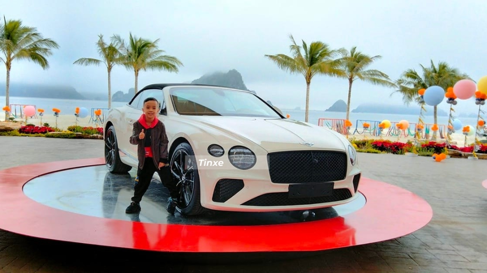 Hình ảnh chiếc xe Bentley Continental GT V8 Convertible thế hệ thứ 3 được trưng bày trên bục có thể xoay như sự kiện ra mắt xe Hình ảnh chiếc xe Bentley Continental GT V8 Convertible thế hệ thứ 3 được trưng bày trên bục có thể xoay như sự kiện ra mắt xe