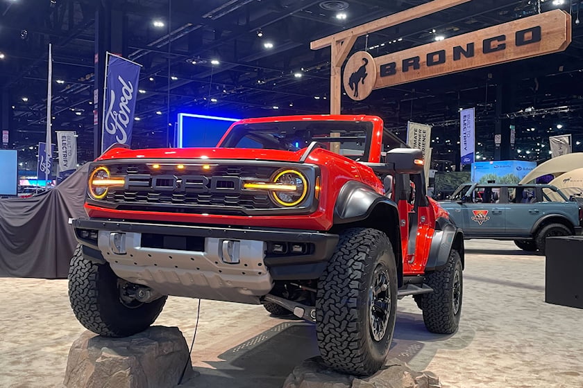 Ford Bronco Raptor 2022 có thiết kế đầu xe khác so với bản thường