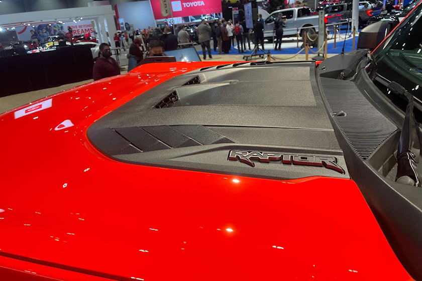 Logo Raptor trên nắp ca-pô của Ford Bronco Raptor 2022