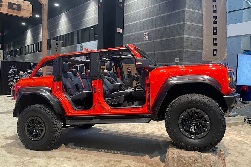 Ford Bronco Raptor 2022 có chiều cao gầm tăng mạnh so với bản thường