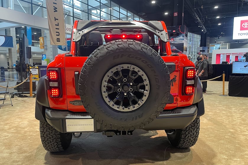 Ford Bronco Raptor 2022 nhìn từ phía sau