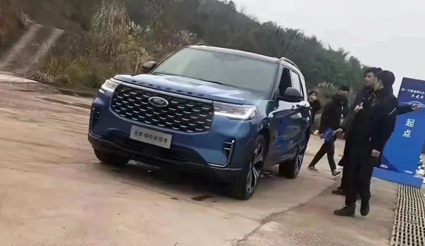 Ford Explorer 2023 được bổ sung thiết kế đầu xe mới