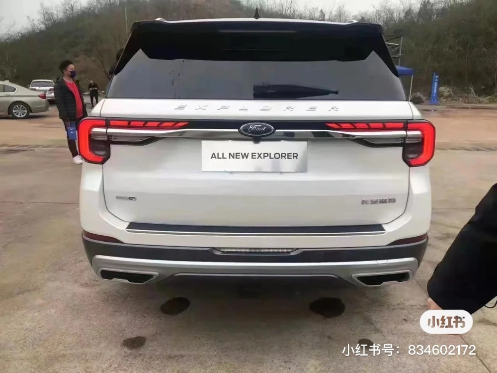 Ford Explorer 2023 nhìn từ đằng sau