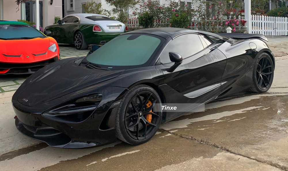 Trong số hơn 8 chiếc siêu xe mui trần McLaren 720S Spider có mặt tại Việt Nam chỉ đúng một chiếc xe mang màu đen Onyx. Mẫu xe này từng thuộc sở hữu của đại gia lan đột biến, cũng là chủ nhân của Ferrari SF90 Stradale đầu tiên về nước, McLaren 765LT màu xanh Paris hay từng sở hữu Lamborghini Aventador SVJ màu xanh độc đáo.