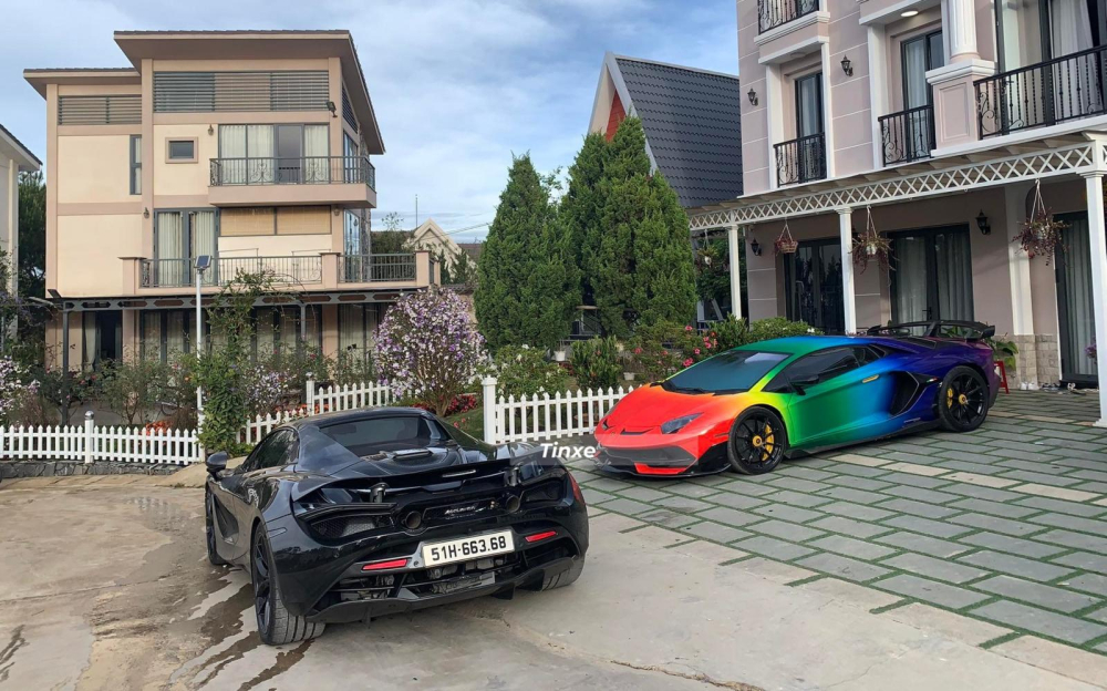 Chiếc siêu xe Lamborghini Aventador SVJ nổi bần bật khi đỗ cạnh các siêu xe khác Chiếc siêu xe Lamborghini Aventador SVJ nổi bần bật khi đỗ cạnh các siêu xe khác