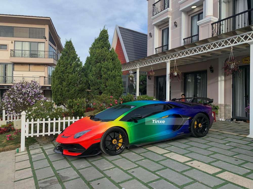 Chiếc siêu xe Lamborghini Aventador SVJ này được phối màu theo phong cách 7 sắc cầu vồng Chiếc siêu xe Lamborghini Aventador SVJ này được phối màu theo phong cách 7 sắc cầu vồng