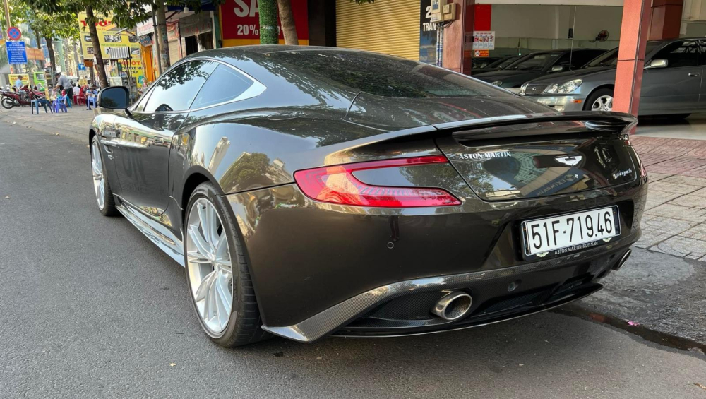 Không phải siêu xe đắt đỏ như Bugatti, Chủ tịch Qua lại tự lái xe quý tộc Anh quốc Aston Martin Vanquish dạo phố