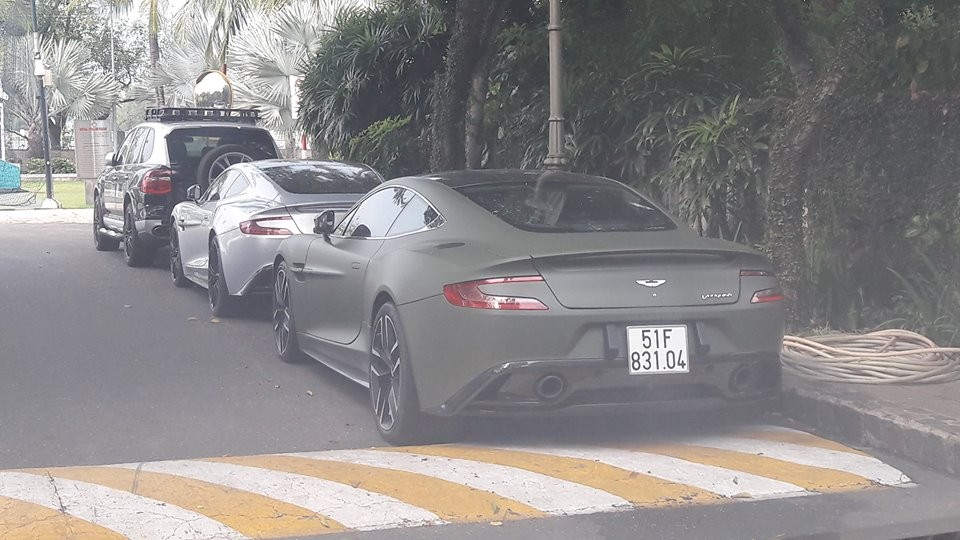 Đặng Lê Nguyên Vũ từng sở hữu 3 chiếc xe Aston Martin Vanquish với các màu khác nhau nhưng đã bán lại xe màu bạc