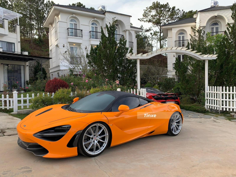 Ngoài chiếc siêu xe mui trần McLaren 720S Spide này, đoàn siêu xe của các đại gia Sài thành còn có 2 chiếc xe McLaren 720S Coupe xuất hiện. Một xe mang ngoại thất màu cam đi kèm bộ mâm độ của HRE và từng được độ công suất trên 900 mã lực. Phía trong là một chiếc xe McLaren 720S màu đỏ cũng được nâng công suất trên 800 mã lực.
