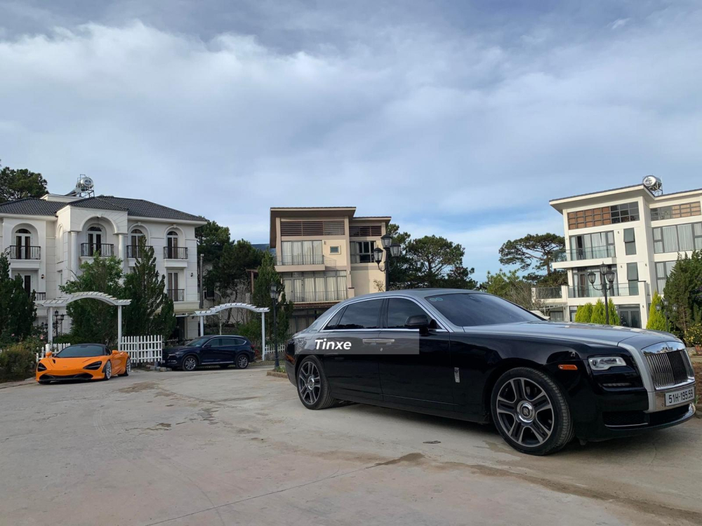 Trong đoàn xe này còn có một chiếc Rolls-Royce Ghost Series II. Giá xe Rolls-Royce Ghost bản cũ trên 12 tỷ đồng trong khi phiên bản thế hệ mới có giá trên 30 tỷ đồng.